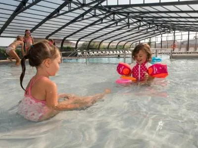 Enfants piscine camping Cabestan