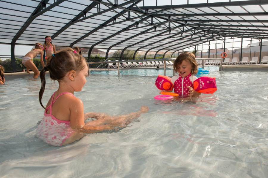 Enfants dans la piscine du camping cabestan à Bretignolles sur mer