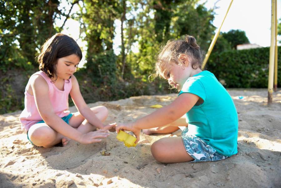 Enfants qui jouent camping cabestan à Bretignolles sur mer